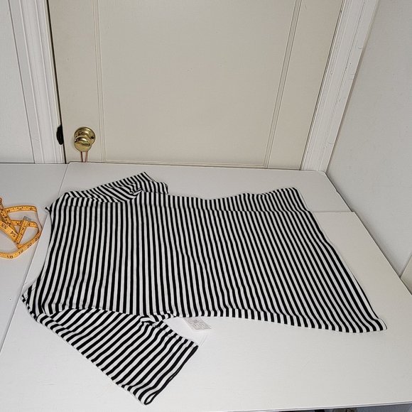 Elle, size L, front wrapped, mid-length sleeve, knit top blk/wht stripe. NWOT. - Picture 9 of 12